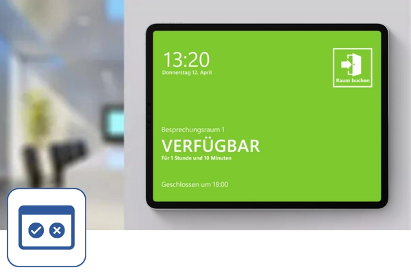 Ein Panel-PC / digitales Türschild an einem Besprechungsraum zeigt, dass der Raum verfügbar ist. Links unten ist ein blaues Icon mit einem Häkchen und mit einem Kreuz.