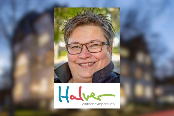 Im Hintergrund ist verschwommen das Rathaus der Stadt Halver zu sehen. Im Vordergrund das Logo der Stadt und ein Foto von Andrea Reich. Fotograf: Peter Bell