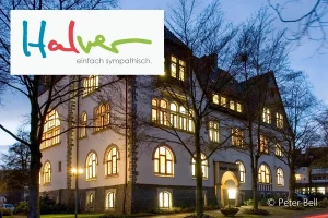 Im Hintergrund ist das Rathaus der Stadt Halver zu sehen. Im Vordergrund das Logo der Stadt. Fotograf: Peter Bell